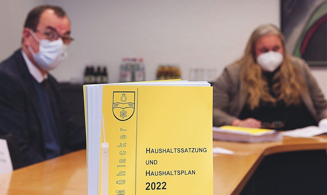 Von einer „bleiernen Zeit“ spricht OB Frank Schneider, hier mit Kämmerin Martina Rapp bei der Vorstellung des Haushaltsplanentwurfs für das neue Jahr. Foto: Fotomoment