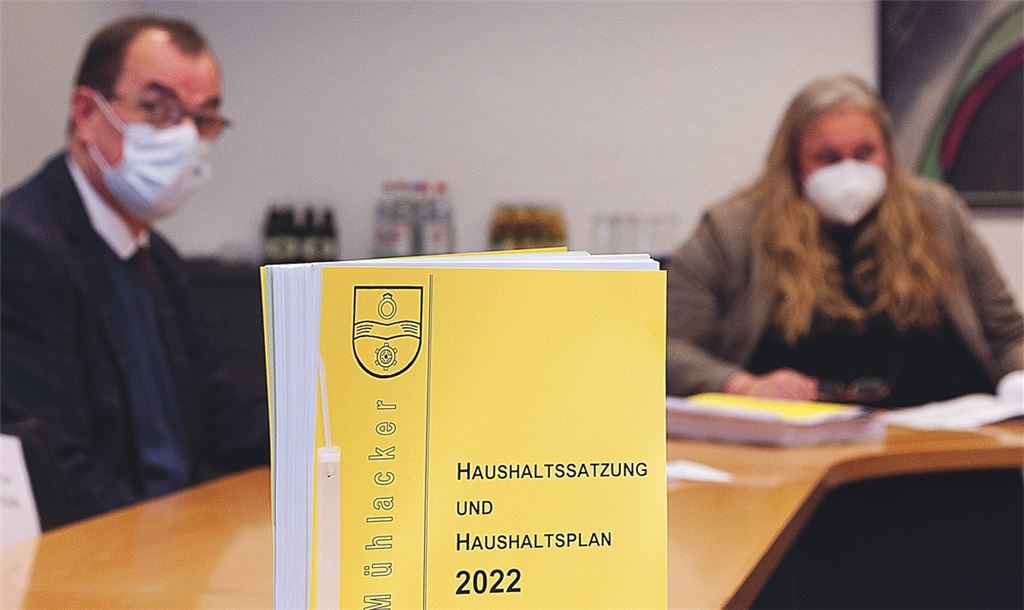 Von einer „bleiernen Zeit“ spricht OB Frank Schneider, hier mit Kämmerin Martina Rapp bei der Vorstellung des Haushaltsplanentwurfs für das neue Jahr. Foto: Fotomoment