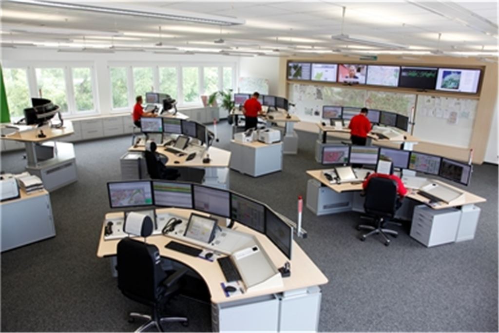 Von hier naht Rettung in Pforzheim und im Enzkreis für jeden, der die 112 wählt: Mitarbeiter der Integrierten Leitstelle im Brötzinger Tal beim Disponieren der Einsätze. Foto: privat