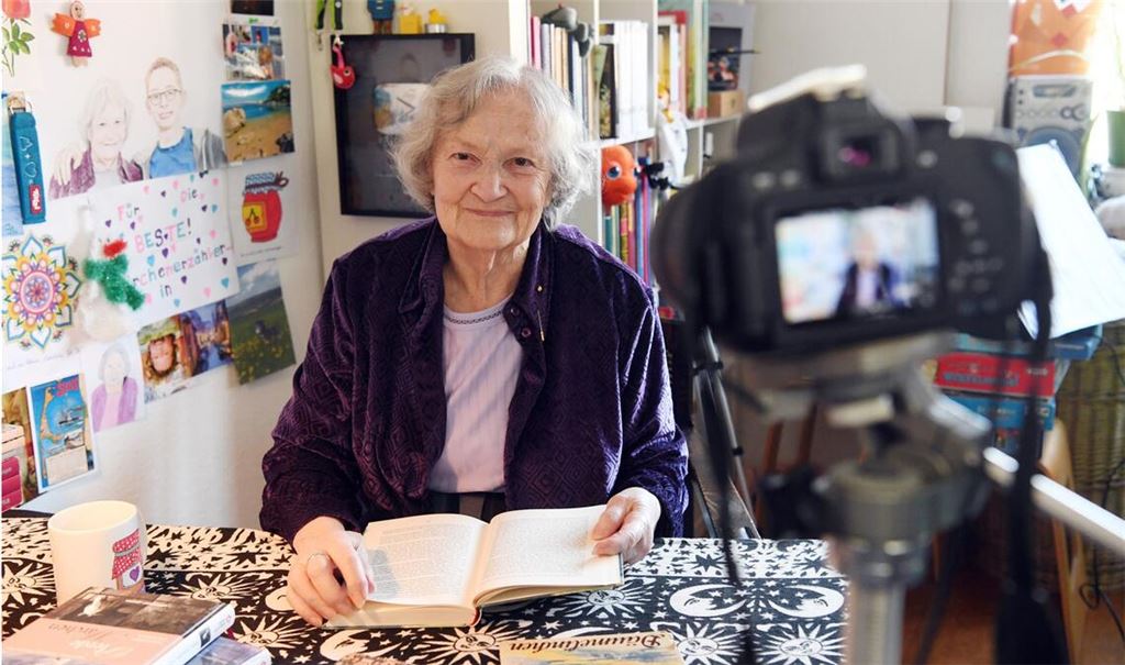 Von ihrer Wohnung aus in die Welt – seit 2016 gingen die Ettlinger Marmeladenoma und ihr Enkel Janik jeden Samstag auf Sendung.