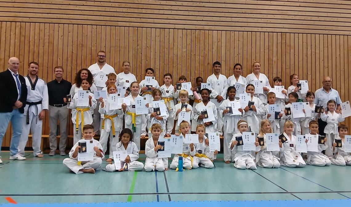 Von klein bis groß: die Prüflinge des Vereins Taekwondo Mühlacker nach ihrer erfolgreichen Gürtelprüfung. Foto: privat