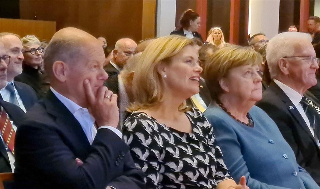 Von links: Altkanzler Olaf Scholz, Bundestagspräsidentin Julia Klöckner,  Altkanzlerin Angela Merkel und Winfried Kretschmann, Ministerpräsident von Baden-Württemberg, bei der Abschiedsveranstaltung für Kretschmann in Berlin.