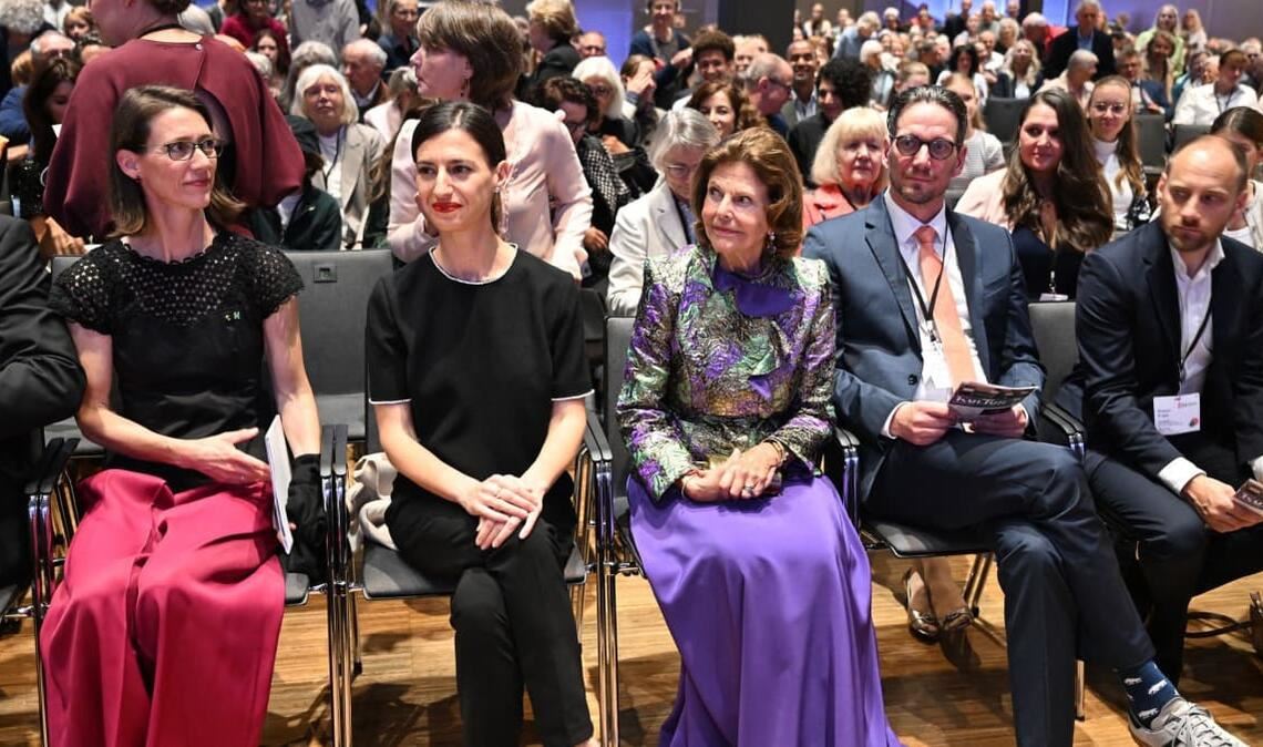 Von links: Bettina Gräfin Bernadotte, Flavia Zaka, Ehefrau von Baden-Württembergs Ministerpräsident Özdemir, Königin Silvia von Schweden und Björn Graf Bernadotte nehmen anlässlich des zehnjährigen Bestehens der Mentor-Stiftung Deutschland an den Feierlichkeiten in Konstanz und auf der Insel Mainau teil.