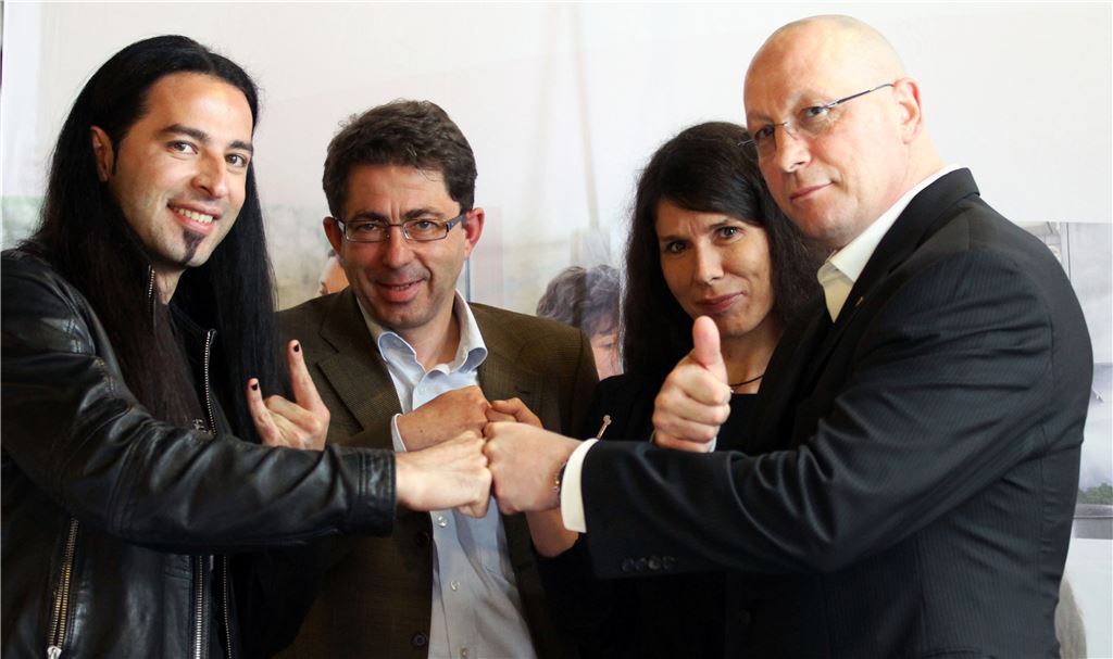 Von links: Bülent Ceylan, MT-Verleger Hans-Ulrich Wetzel, Katja Kreeb von miteinanderleben e.V. und Uwe Hück.