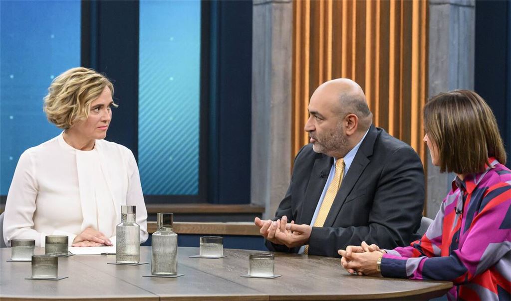 Von links: Caren Miosga, Grünen-Politiker Omid Nouripour, Jenny Havemann, deutsch-israelische Unternehmerin und Podcasterin