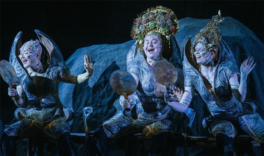 Von links: Die Rheintöchter: Yajie Zhang (Wellgunde), Jess Dandy (Floßhilde), Louise Foor (Woglinde)