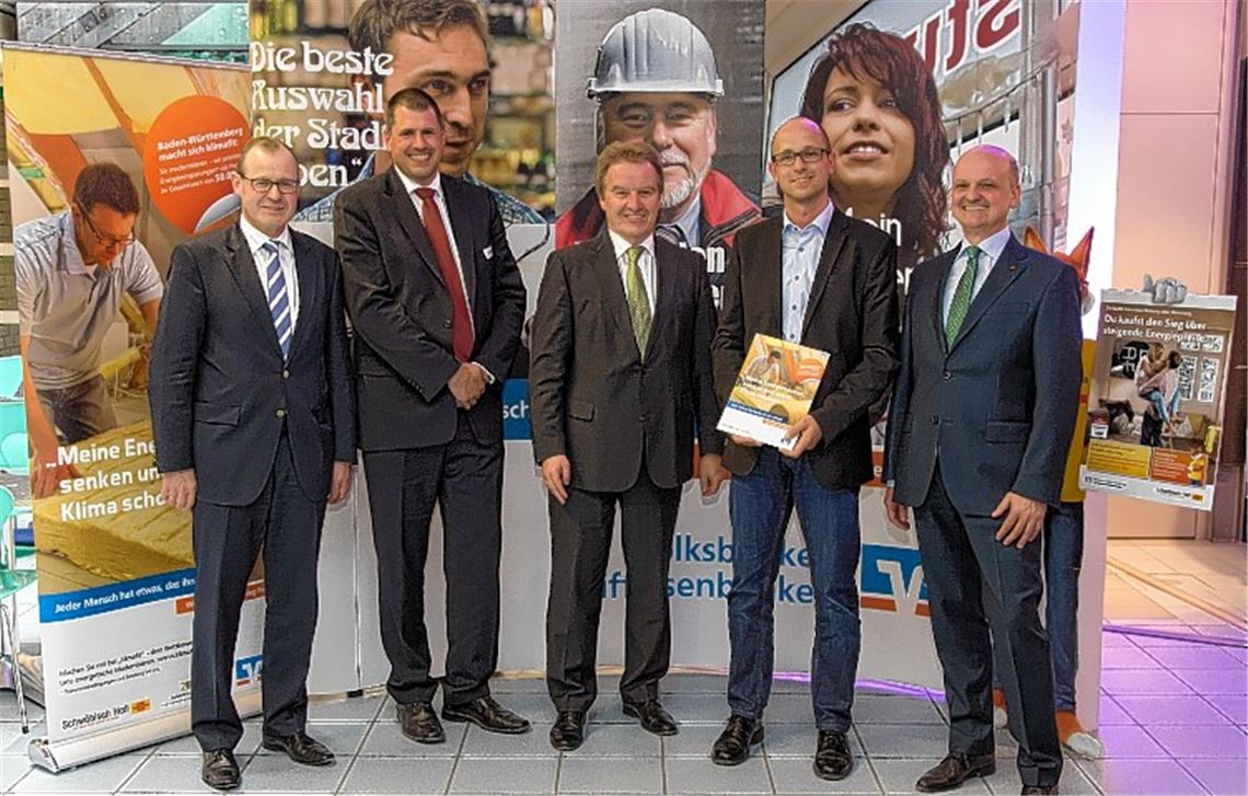 Von links: Dr. Roman Glaser (Präsident BWGV), Stefan Exner (VoBa Bruchsal Bretten), Franz Untersteller (Umweltminister BaWü), Georg Exner und Jürgen Gießler (CFO Schwäbisch Hall) 