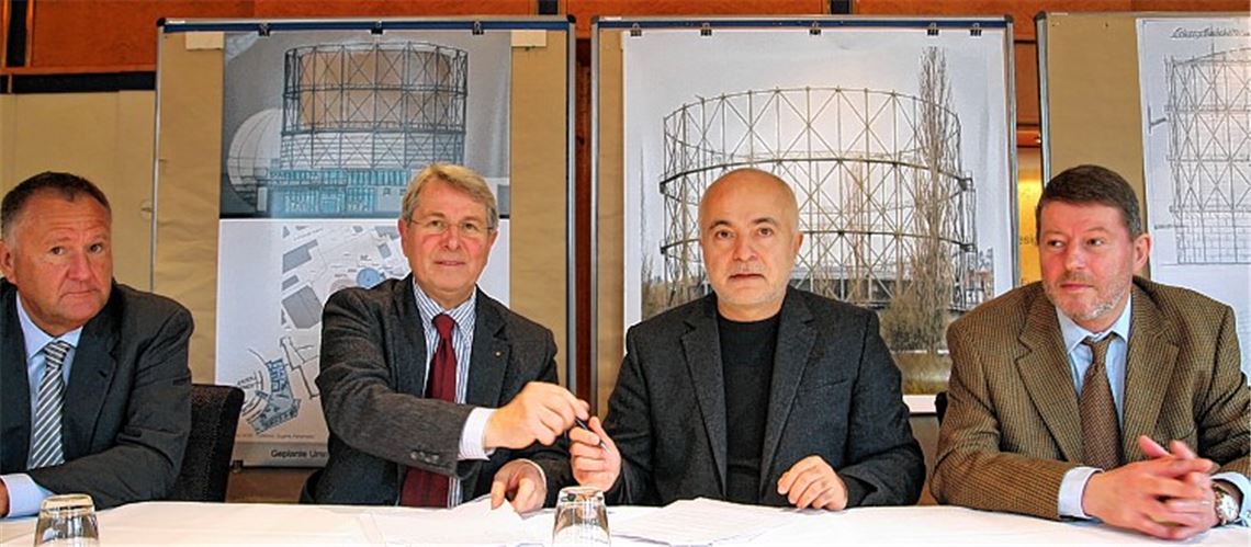 Von links: Martin Löwer (Mitgesellschafter der Asisi Panorama International GmbH), Wolfgang Scheidtweiler (Parkhotel, Brauhaus-Chef), Künstler Yadegar Asisi und Roger Heidt (Erster Bürgermeister und Aufsichtsrat Stadtwerke Pforzheim, die Eigentümer des Gasometers sind).