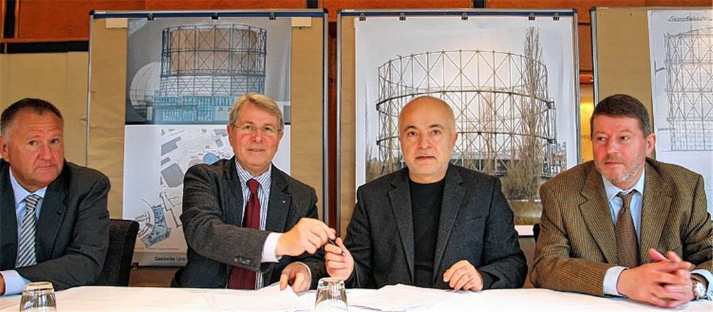 Von links: Martin Löwer (Mitgesellschafter der Asisi Panorama International GmbH), Wolfgang Scheidtweiler (Parkhotel, Brauhaus-Chef), Künstler Yadegar Asisi und Roger Heidt (Erster Bürgermeister und Aufsichtsrat Stadtwerke Pforzheim, die Eigentümer des Gasometers sind).