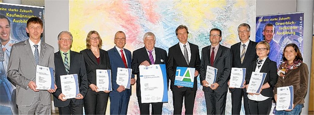 Von links: Steffen Stippl (Homag Holzbearbeitungssysteme), Alfred Lewender (Felss Systems), Sabine Rentschler (Seuffer GmbH), Jürgen Wankmüller (Volksbank Wilferdingen-Keltern), Harald Gnegel (Vorsitzender des Berufsbildungsausschusses), Martin Keppler (IHK-Hauptgeschäftsführer), Reiner Muhr (Sparkasse Pforzheim Calw), Michael Volk (Volksbank Pforzheim), Silke Görnitz (Admedes Schuessler), Sina Marks (Meyle+Müller GmbH). Foto: Mummert