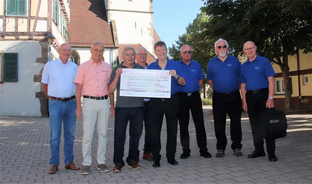 Von links im Bild zu sehen sind: Werner Hupbauer und Karl Craiß (Christophorushilfe), Manfred Dannecker, Uwe Kesselbach (Mundharmonikaorchester), Werner Dippon und Vertreter des MPC2000. Foto: Arning