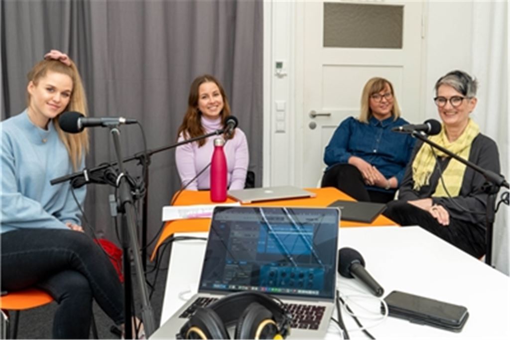 Von links im Bild zu sehen sind die Podcast-Moderatorinnen Eliane Wikert und Natalie Dreher, die Gleichstellungsbeauftragte des Enzkreises, Kinga Golomb, und das in der ersten Folge vorgestellte „Role Model“ Kerstin Moraweck, selbstständige Kommunikationstrainerin aus Keltern. privat