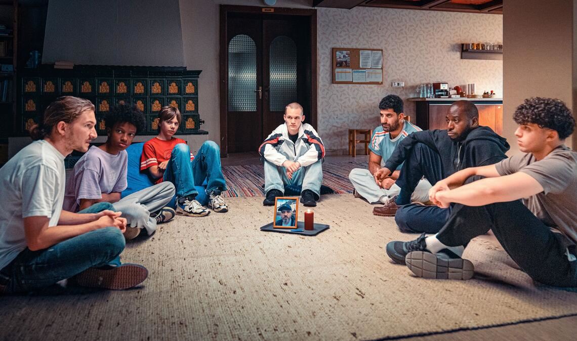 Von links nach rechts: Augustin Groz (Rolle: Simon Rechnik), Yacouba Diabate (Rolle: Oki Okotho Sialo), Christoph Lackner-Zinner (Rolle: Levi Hubner), Tristan Witzel (Rolle: Leon Prammer), Emre Cakir (Rolle: Araz Barzani), Ayo Aloba (Rolle: Femi Olaifa), Renas Hussin (Rolle: Mo Mohammed Essa).