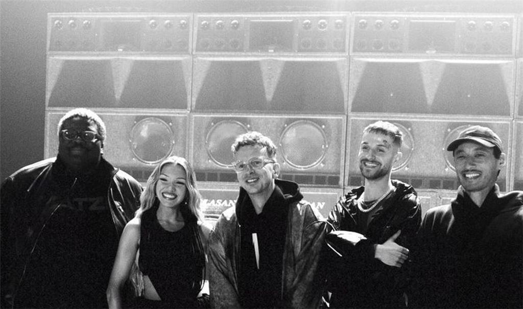 Von links nach rechts: Rayan Djima von der Band Blumengarten, Rapperin Shirin David, Christoph Erkes (Fizzle) vom Produzententeam Kitschkrieg, Samuel Eikmann von Blumengarten und Christian Meyerholz (Fiji Kris) von Kitschkrieg.