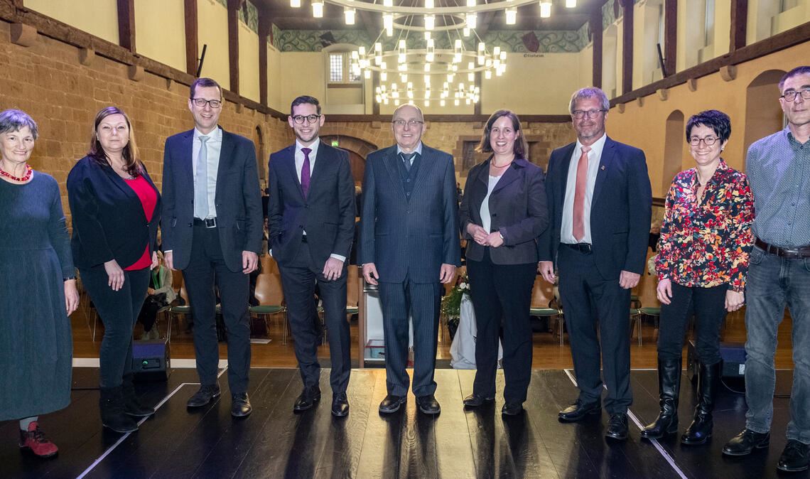 Von links vor der Verabschiedung in der Maulbronner Stadthalle zu sehen sind Mitarbeitervertreterin Kathrin Sehmsdorf, Patientenmutter Adelheid Welter, Ärztlicher Direktor am Kinderzentrum München Professor Dr. Volker Mall, Kize-Geschäftsführer Dirk Berner, Professor Dr. Rainer Blank, Dr. Hilde Neidhardt, die Erste Landesbeamtin des Enzkreises, Bürgermeister Andreas Felchle als Vorsitzender des Kize-Trägervereins und Sprecher der Gesellschafter sowie die Patienteneltern Sabine Hecker und Markus Hecker. Foto: Fotomoment