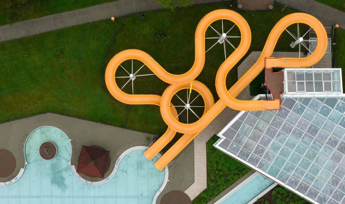 Von oben ästhetisch: Eine Wasserrutsche in einem geschlossenen Schwimmbad in Sachsen.