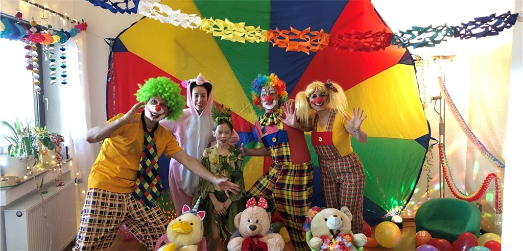 Von rechts das Kinderfaschings-Trio der SFG Serres: Sandra und Oliver Burkhardt alias Pipa und Pipo mit den zwei gemeinsamen Töchtern und Steffen Götz alias Popo. Foto: privat