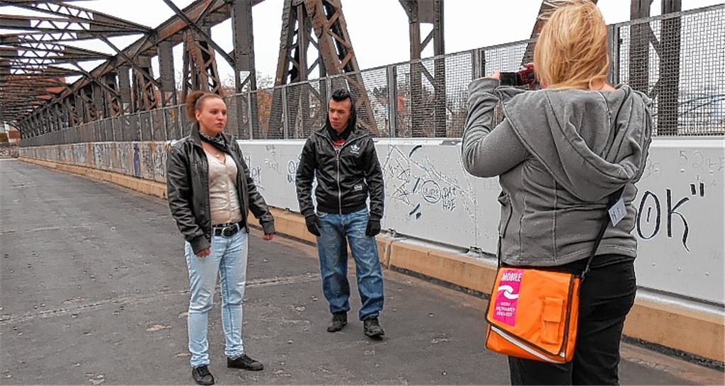 Von wegen abhängen: Swetlana Gorb und Giuseppe Palasciano zeigen vor Nathalie Pavans Kamera, dass Jugendliche auf der alten Eisenbahnbrücke durchaus Konstruktives leisten können.