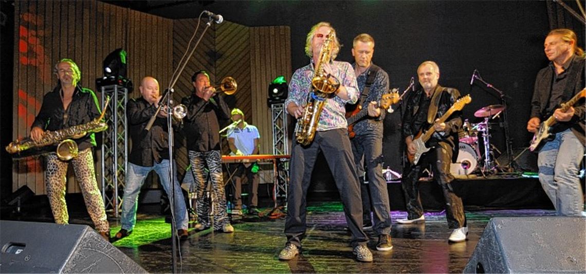 Von wegen „ältere Herren“: Dr. Mablues bringt das Publikum in Schwung und sich selbst an den Rand der totalen Erschöpfung. Fotos: Fotomoment