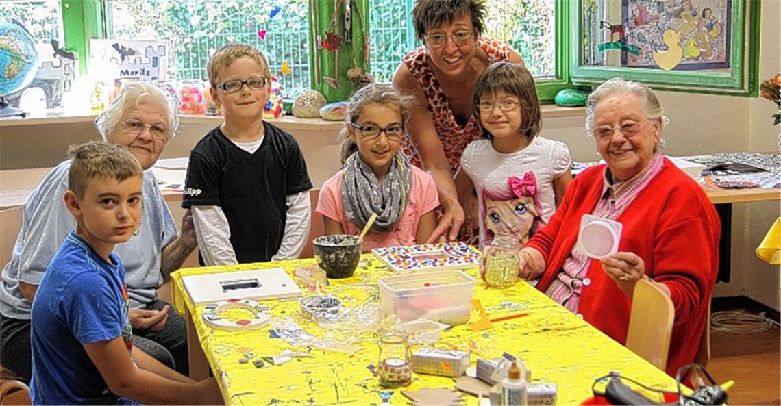 Voneinander lernen: Gemeinsame Aktivitäten mit den Bewohnern – hier ein Bastelnachmittag – gehören zum Programm der Ferienbetreuung im Mühlacker Mehrgenerationenhaus.