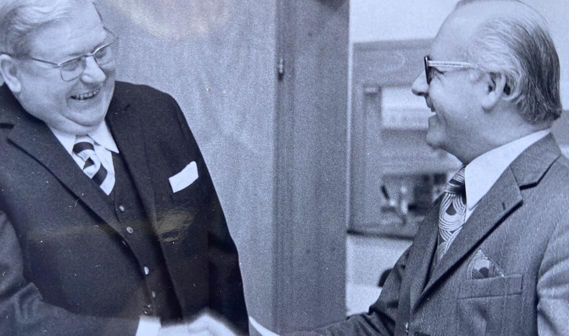 Vor 50 Jahren: Der damalige Oberbürgermeister Gerhard Knapp (re.) gratuliert dem ersten Vorsitzenden Berthold Benkler zur Gründung des Altenclubs, der sich schnell zum festen Bestandteil des geselligen Lebens in Mühlhausen entwickelt,