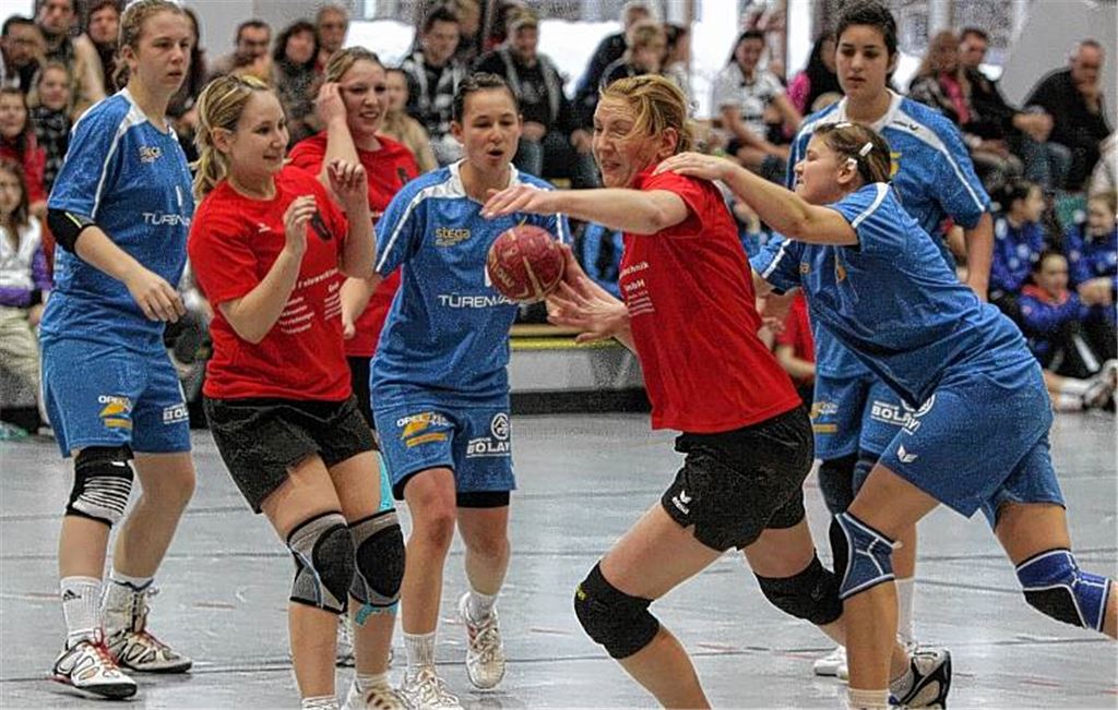 Vor Jahresfrist fehlten dem Wiernsheimer Team (in Rot, gegen die SG Leonberg-Eltingen) etliche verletzte Spielerinnen, entsprechend kam das frühe Aus. Diesmal soll es besser laufen.  Archivfoto: Eigner