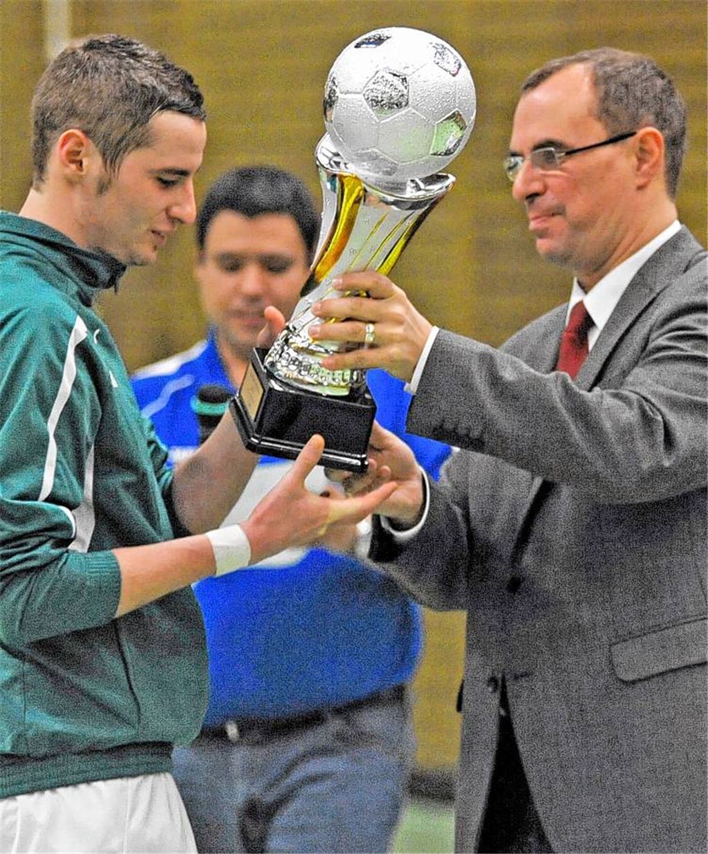 Vor Jahresfrist hat die Spvgg Zaisersweiher den Senderstadtcup gewonnen.Mühlackers Oberbürgermeister Frank Schneider überreichte die Trophäe Archivfoto: Fotomoment