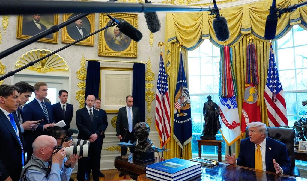 Vor Journalisten deutete Trump eine mögliche "Übernahme" Kubas an.