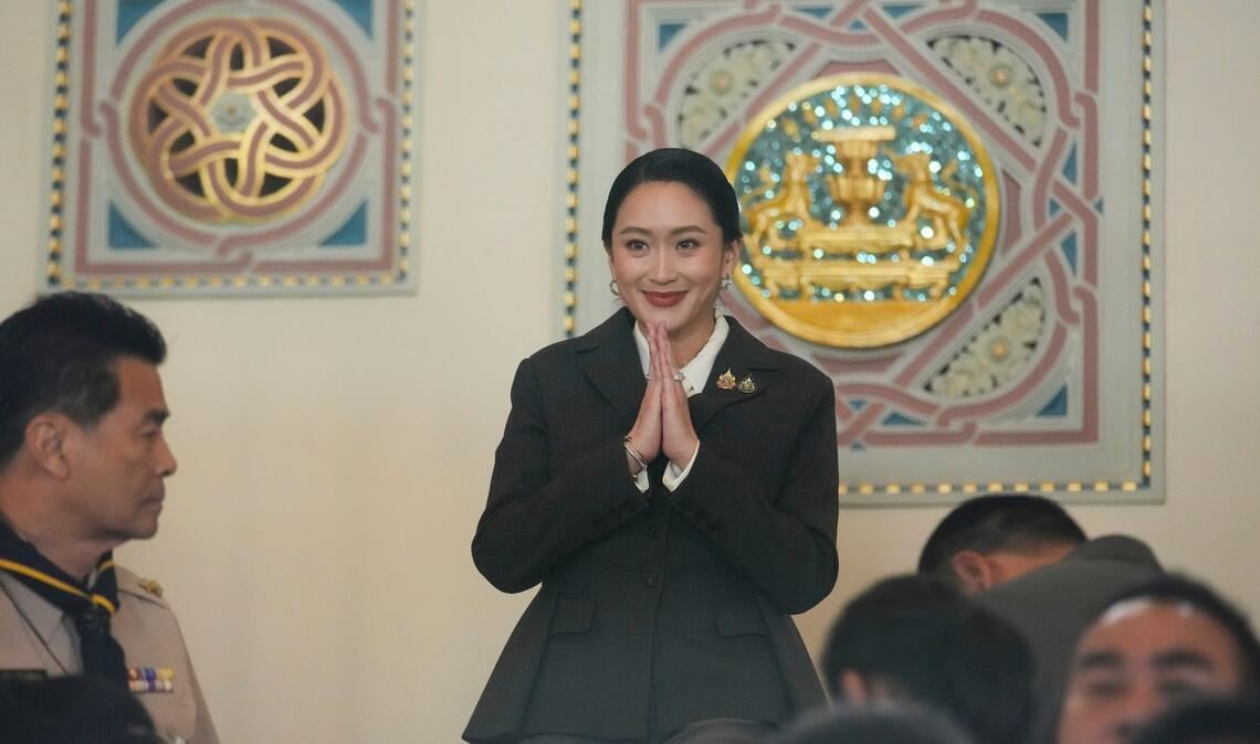 Thailands Regierungschefin nach Gerichtsurteil abgesetzt Vor Journalisten sagte die abgesetzte Regierungschefin, sie akzeptiere das Urteil.