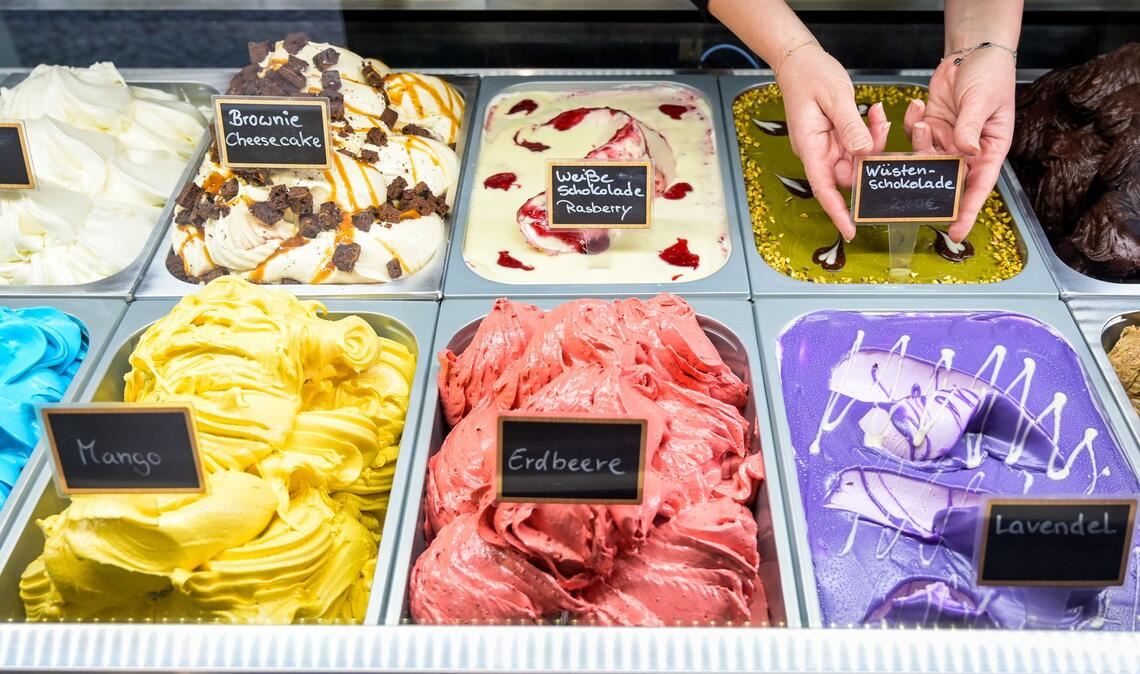 Vor allem Klassiker wie Schokolade und Erdbeere sind in Deutschland gefragt. (Archivbild)