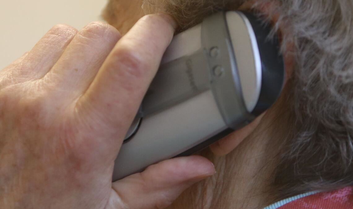 Vor allem ältere Menschen sind im Fokus von Telefonbetrügern, die mit diversen Maschen versuchen, ihre Opfer um ihr Geld und ihre Wertsachen zu bringen. Beliebt bei den Tätern ist unter anderem, sich als Polizei auszugeben. Symbolbild: Archiv