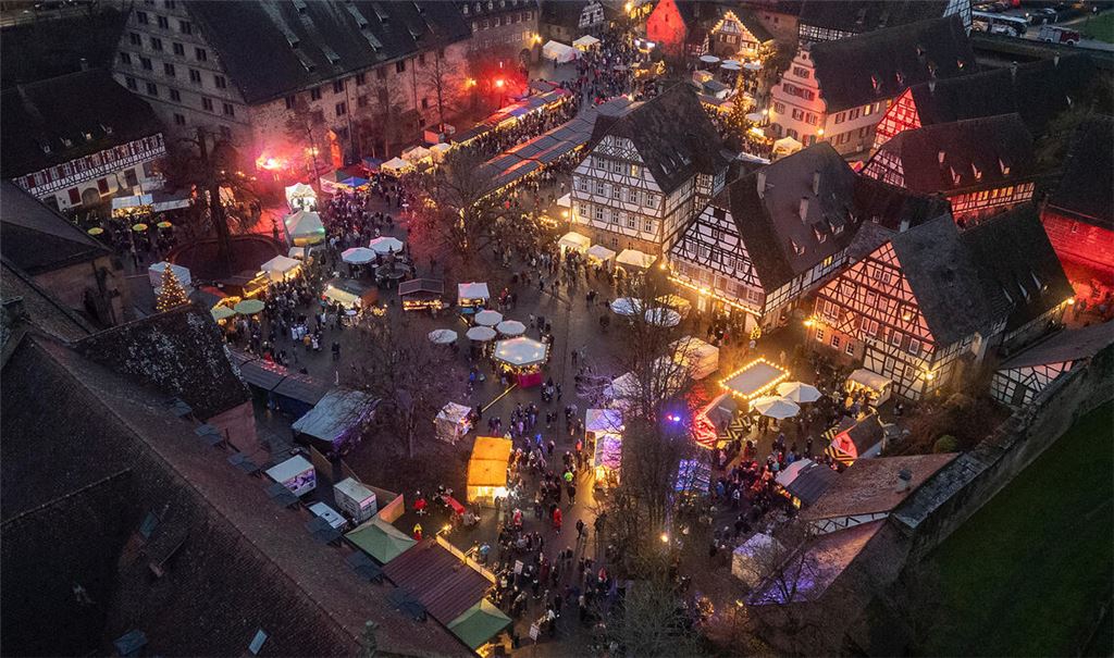 Vor allem am Abend verzaubert der stimmungsvoll beleuchtete Weihnachtsmarkt im Klosterhof die Besucherinnen und Besucher. Fotos: Fotomoment (1), Stahlfeld