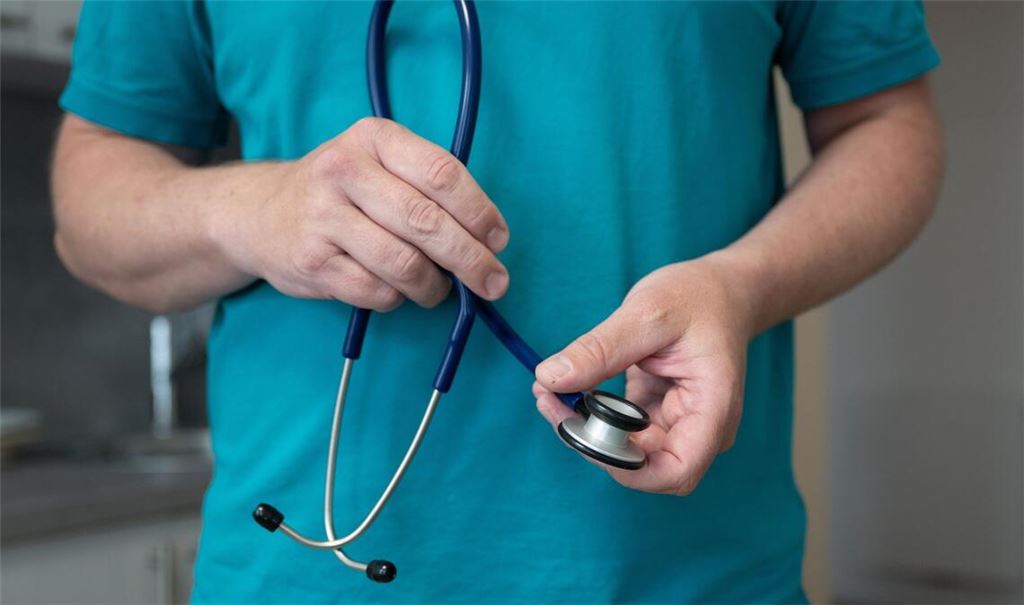 Vor allem bestimmte Routineaufgaben könnten Ärzte an Medizinische Fachangestellten abgeben, so der Vorschlag.