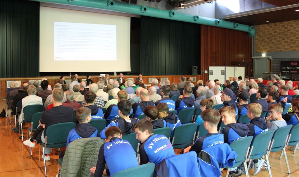 Vor allem der SV Illingen kommt stark vertreten in die Stromberghalle. Das Thema, das die Sportler bewegt, ist brenzlig. Fotos: Steigleder