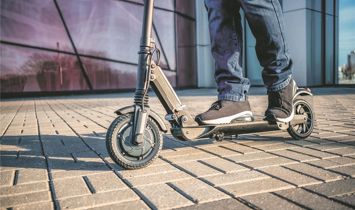 Vor allem im Stadtgebiet sind E-Scooter eine beliebte Alternative zum Fußmarsch.Foto: ©bortnikau - stock.adobe.com