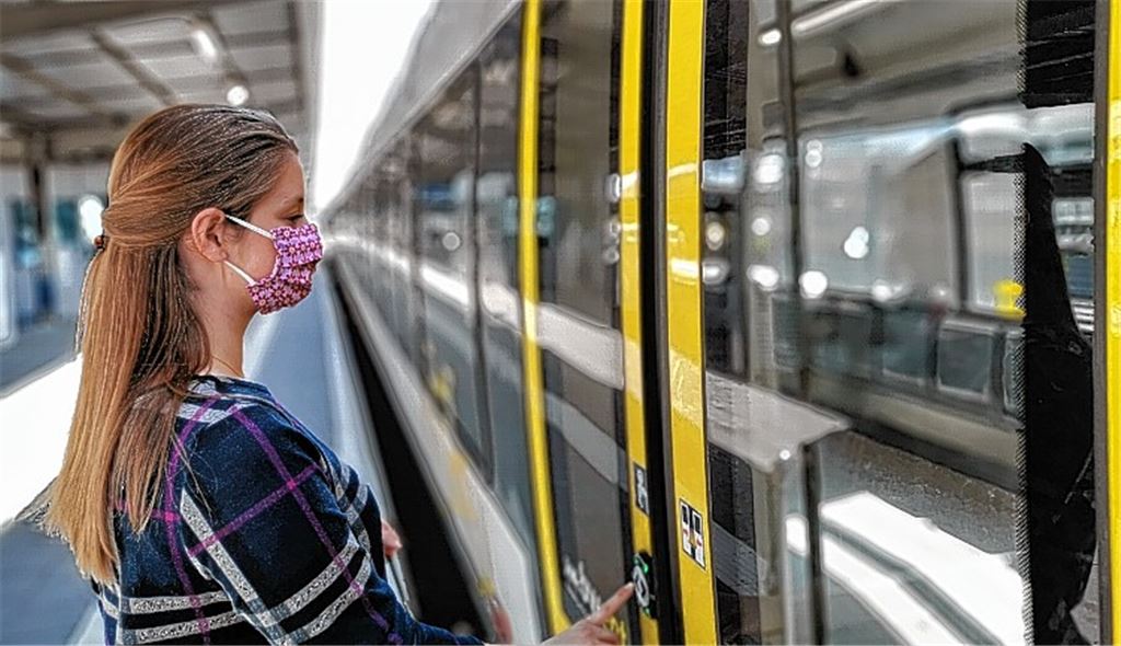 Vor allem im öffentlichen Nahverkehr kann es bald wieder enger werden. Wer hier eine provisorische Maske trägt, schützt zwar nicht sich selbst, dafür aber seine Mitmenschen. Insofern sind die Masken ein wichtiger Baustein im Kampf gegen das Coronavirus. Foto: Hansen
