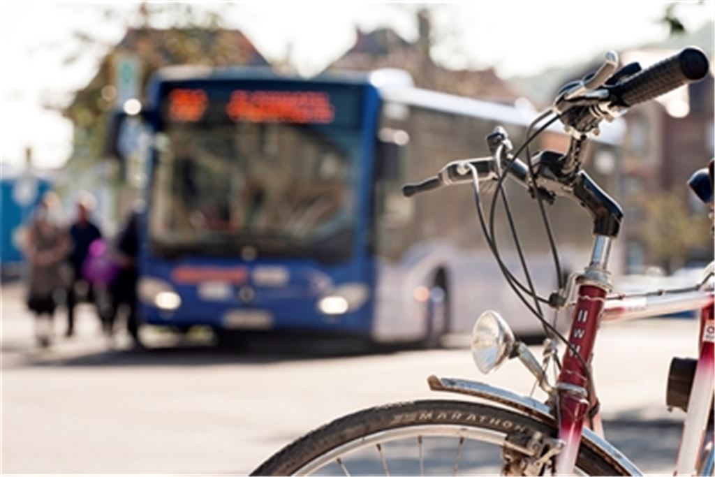 Vor allem in Stoßzeiten ist in den Linienbussen selten Platz für Fahrräder. Foto: Fotomoment