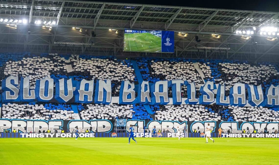 Vor dem Anpfiff präsentierten die Fans von Slovan Bratislava auf ihrer Tribüne eine Choreografie mit einem riesigen Schriftzug ihres Vereins.