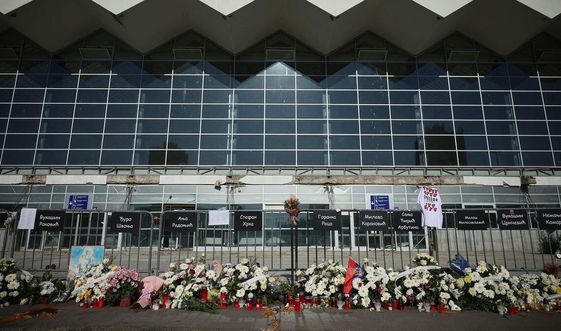 Vor dem Bahnhof, wo sich die Tragödie ereignete, legten Bürger und Studierende Kränze und Blumen für die 16 Opfer nieder.