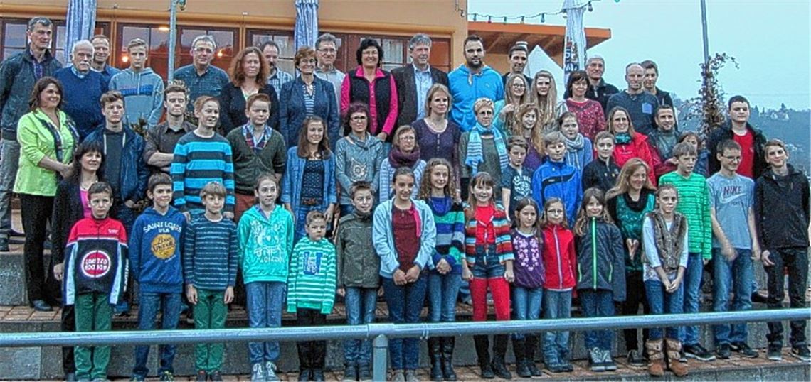 Vor dem Clubhaus des FC Viktoria zeichnet der TV Enzberg erfolgreiche Mitglieder aus und vergibt die Mehrkampfnadeln für 2013. Fotos: Rieger