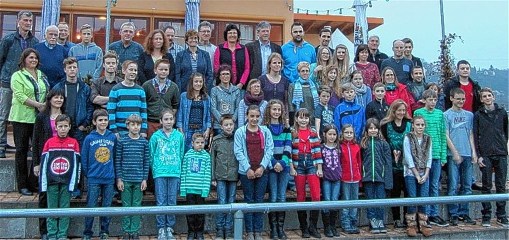 Vor dem Clubhaus des FC Viktoria zeichnet der TV Enzberg erfolgreiche Mitglieder aus und vergibt die Mehrkampfnadeln für 2013. Fotos: Rieger