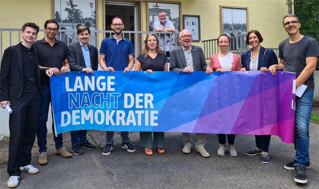 Vor dem DDR-Museum machen die Vertreterinnen und Vertreter der beteiligten Kultureinrichtungen und Institutionen auf die Lange Nacht der Demokratie aufmerksam. Der Leiter des DDR-Museums, Moritz Bach (3.v.li.), hat die Veranstaltung organisiert. Foto: Metzbaur