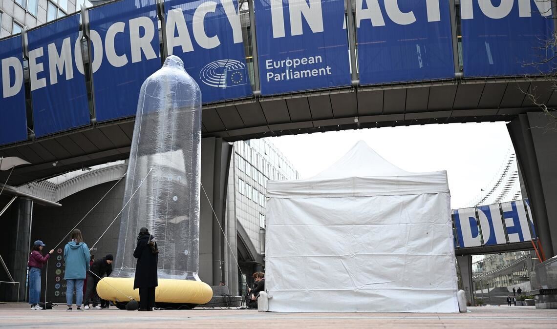 Vor dem EU-Parlament steht ein mit Luft gefülltes Kondom.