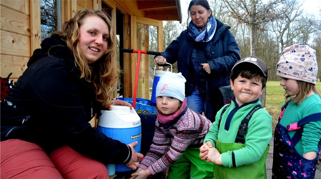 Vor dem Essen Hände waschen nicht vergessen... Erzieherin Tamara Hauser und Einrichtungsleiterin Sabine Pörner (stehend) sorgen für das Wasser. Fotos: Stahlfeld