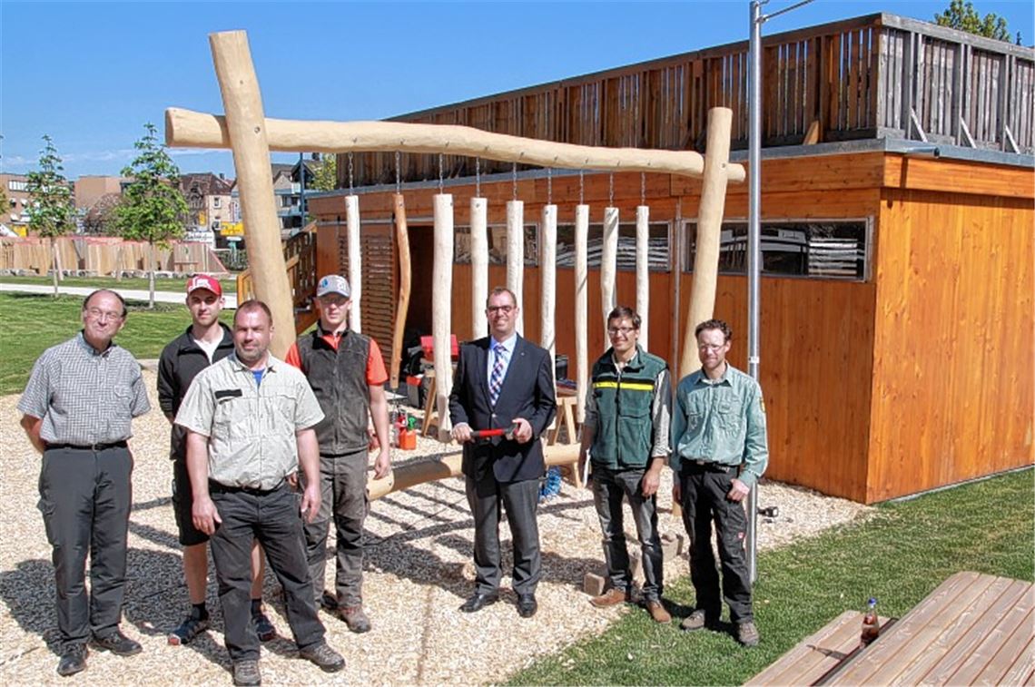 Vor dem Forst-Pavillon und dem künftigen Klangspiel (v. li.): der frühere Forstamtsleiter Guido Wölfle, Forstwirt Roman Arndt, Förster Bernd Obermeier, Forstwirt Thomas Gander, Oberbürgermeister Frank Schneider, Forstbezirksleiter Philipp Schweigler und Förster Marco Heinrich. Foto: Sadler