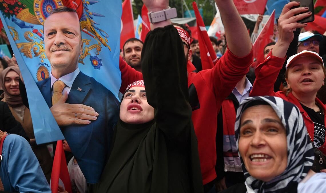 Vor dem Gebäude der AKP wird am Sonntagabend bereits gejubelt.