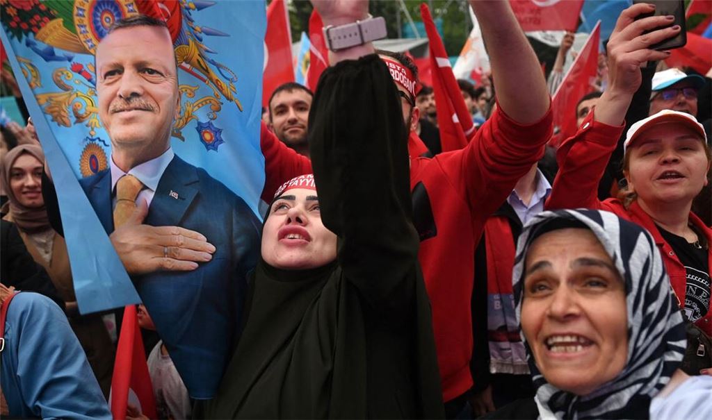 Vor dem Gebäude der AKP wird am Sonntagabend bereits gejubelt.