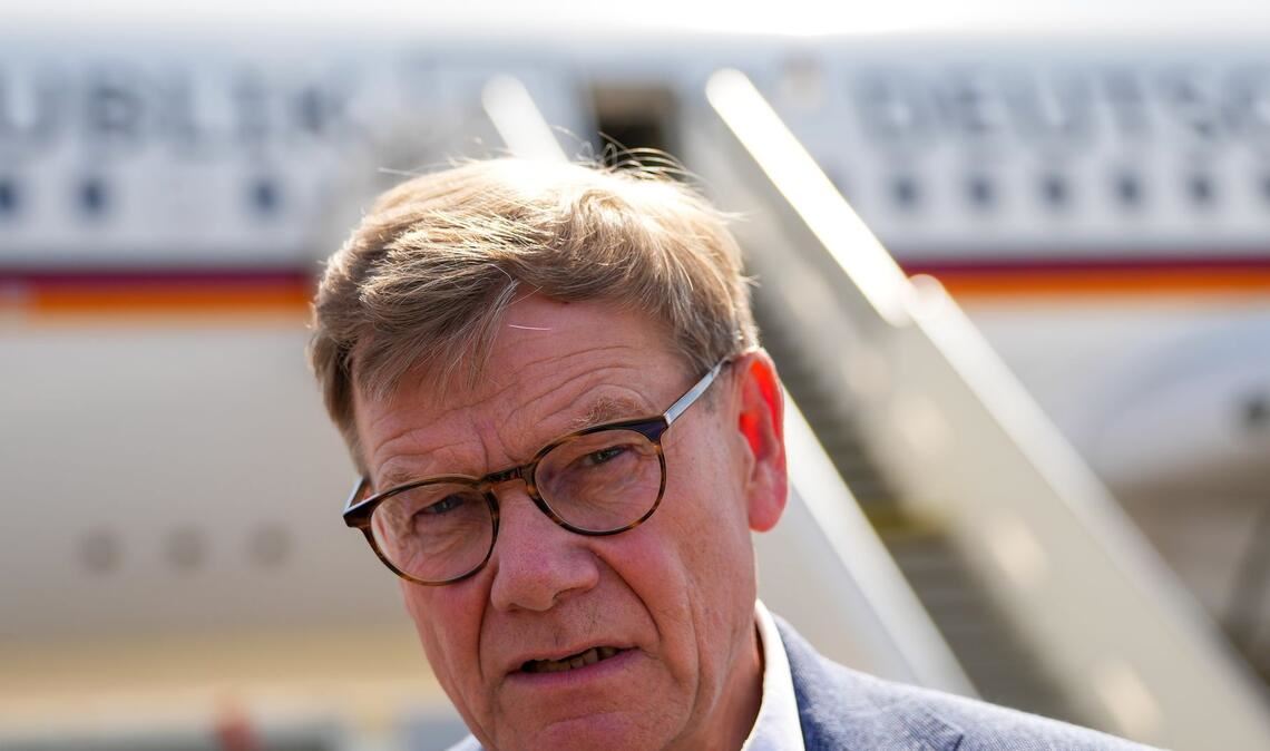 Vor dem Gespräch des ukrainischen Präsidenten Wolodymyr Selenskyj mit US-Präsident Donald Trump äußerte sich Außenminister Johann Wadephul im Podcast "Table.Today" skeptisch zu einer Entsendung deutscher Soldaten in die Ukraine.