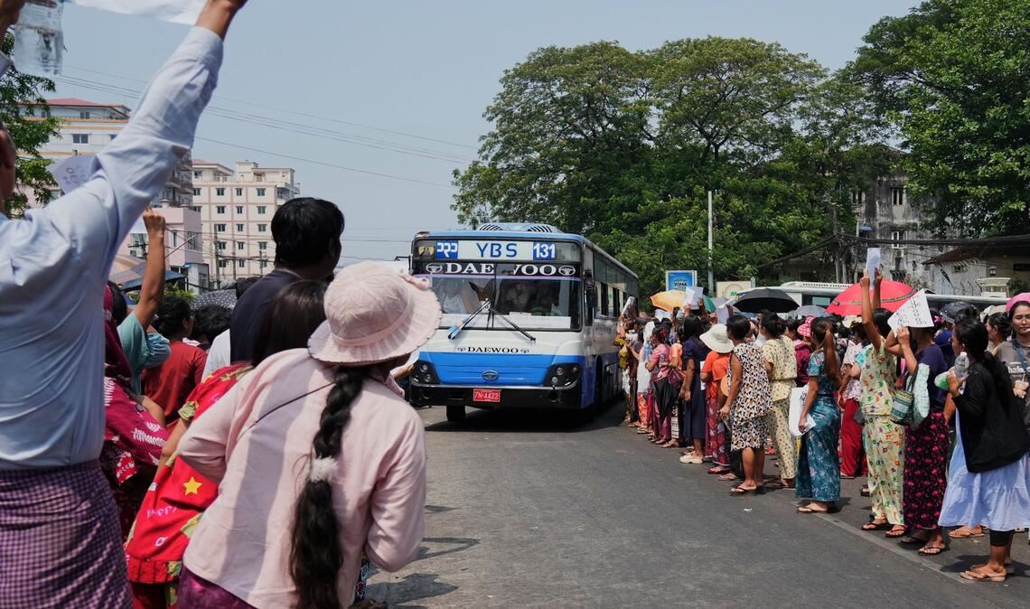 Vor dem  Insein-Gefängnis warteten zahlreiche Angehörige.