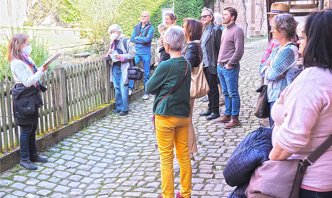 Vor dem Kräutergarten rezitiert Melanie Kalcher (li.) aus „Stunden im Garten“. Foto: Müller